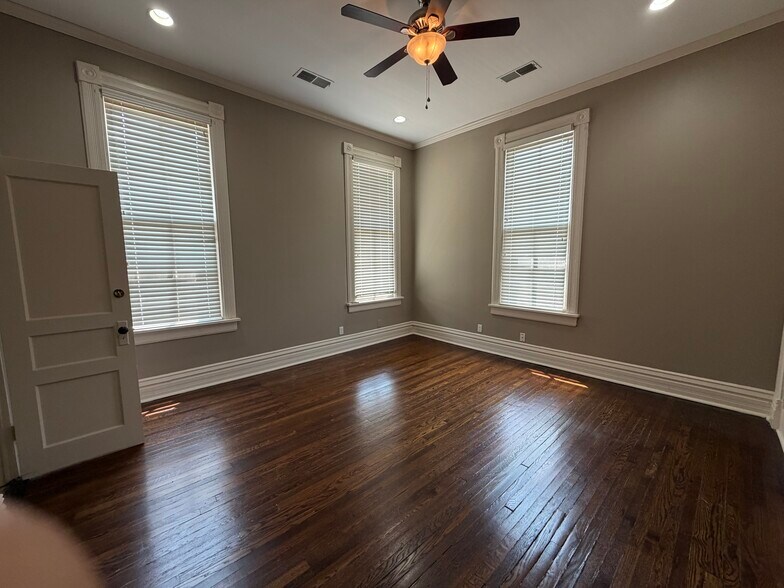 More Photos Of 28 S Idlewild St, Memphis Freestanding For Sale