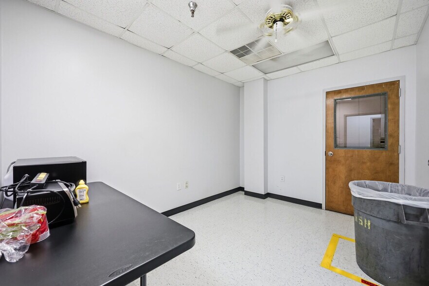 More Photos Of 1526 S Brightleaf Blvd, Smithfield Warehouse For Lease