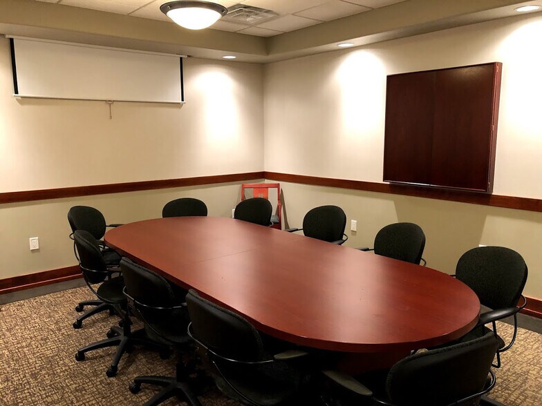 More Photos Of 1166 Quail Ct, Pewaukee Office For Lease