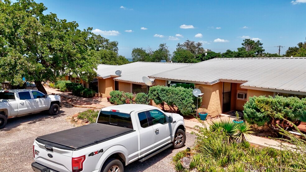 More Photos Of 930 Ranch Road 261, Buchanan Dam Apartments For Sale