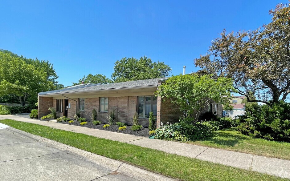 More Photos Of 24053 Jefferson Ave, Saint Clair Shores Office For Sale