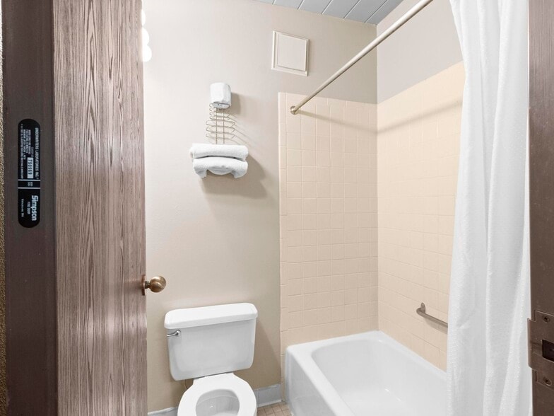 More Photos Of 1904 E Cedar St, Rawlins Hotel For Sale