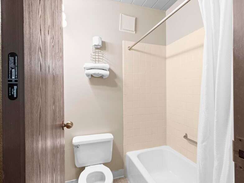 More Photos Of 1904 E Cedar St, Rawlins Hotel For Sale