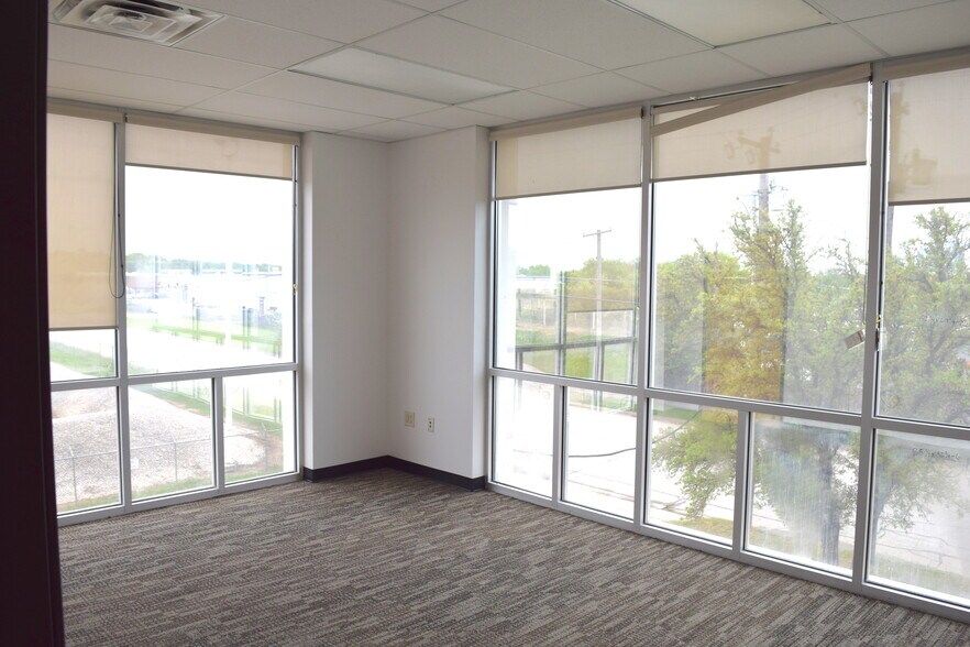 More Photos Of 2535 Brennan Ave, Fort Worth Office For Lease