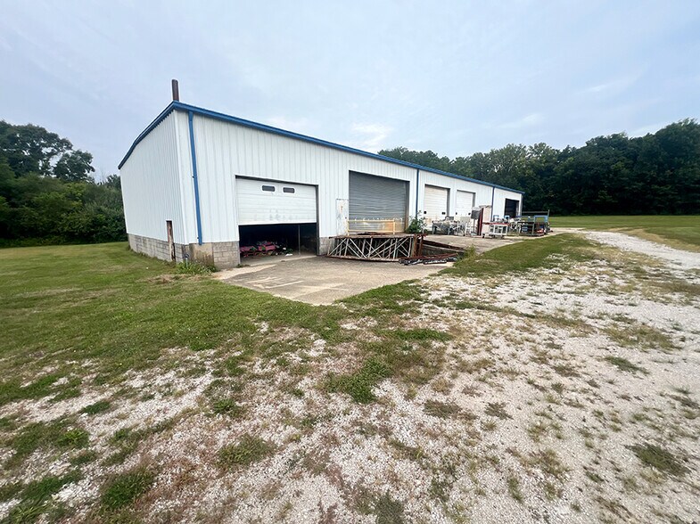 More Photos Of 2021 Illini Ave, Vandalia Manufacturing For Lease