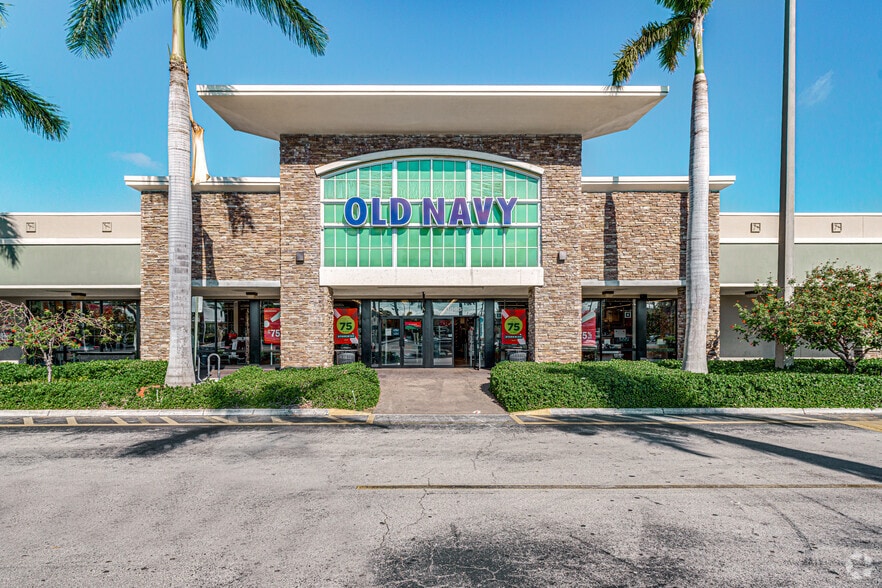 More Photos Of 3569-3885 NE 163rd St, North Miami Beach General Retail For Lease