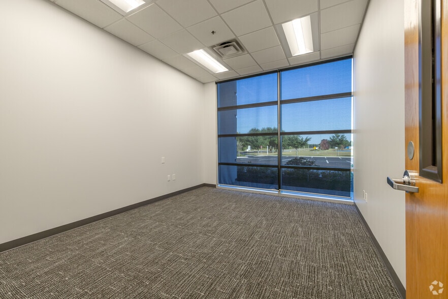 More Photos Of 12400 Presidents Ct, Jacksonville Warehouse For Lease
