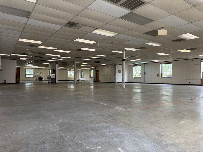 More Photos Of 1606 Headway Cir, Austin Light Manufacturing For Lease
