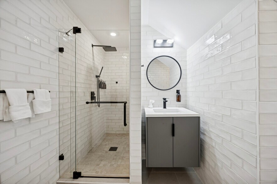 More Photos Of 1325 Spruce St, Philadelphia Hotel For Sale