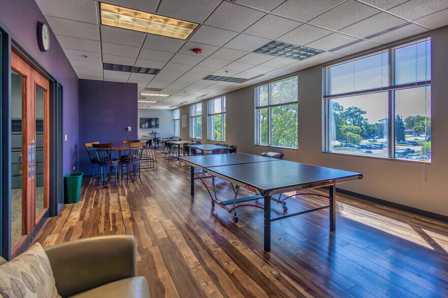 More Photos Of 2400 S Wolf Rd, Westchester Office For Lease