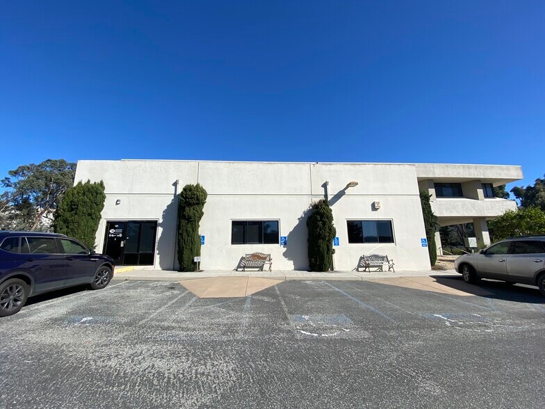 More Photos Of 5 Mandeville Ct, Monterey Flex For Sale