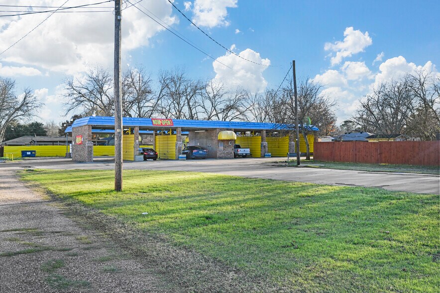 More Photos Of 805 Poindexter Ave, Cleburne Carwash For Sale
