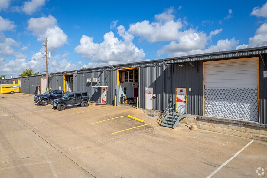 More Photos Of 3306 Ella Blvd, Houston Unknown For Lease
