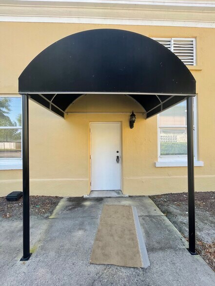More Photos Of 220 W Main St, Tavares Office For Lease