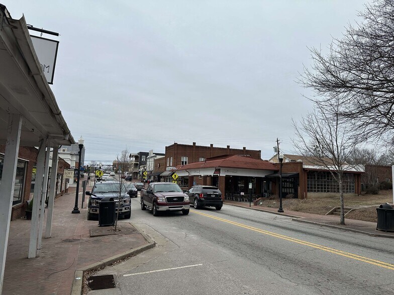 More Photos Of 1317 Washington St, Clarkesville Storefront For Sale