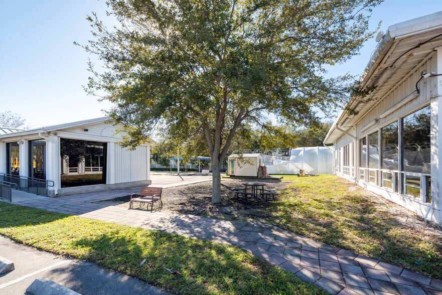 More Photos Of 2980 W Oakland Park Blvd, Oakland Park Showroom For Lease