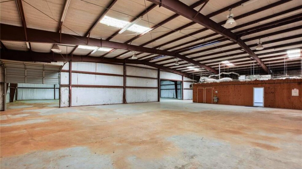 More Photos Of 4146 W US Highway 79, Rockdale Warehouse For Sale
