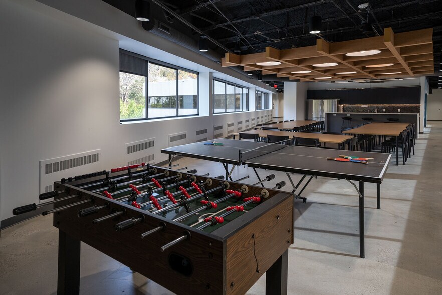 More Photos Of 9201 Ward Pky, Kansas City Office For Sale
