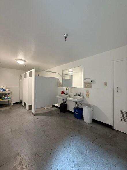 More Photos Of 14011 Gracebee Ave, Norwalk Manufacturing For Lease