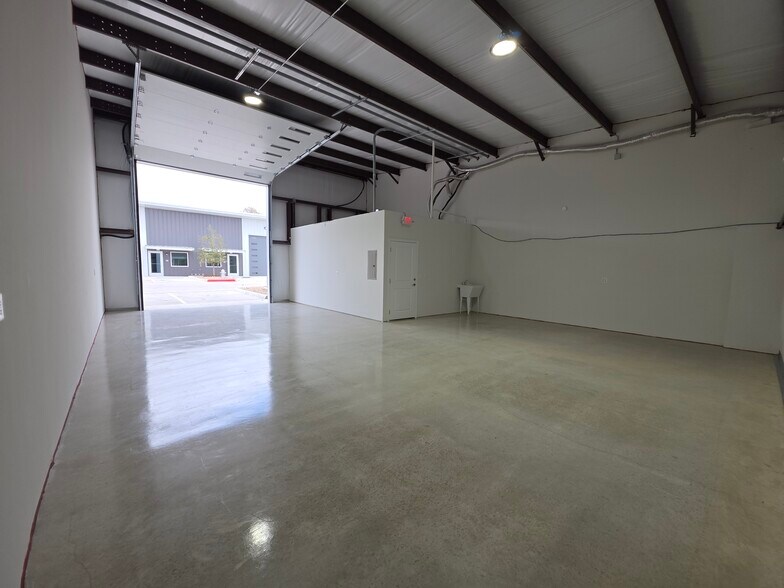 More Photos Of 1304 Leander Dr, Leander Warehouse For Lease