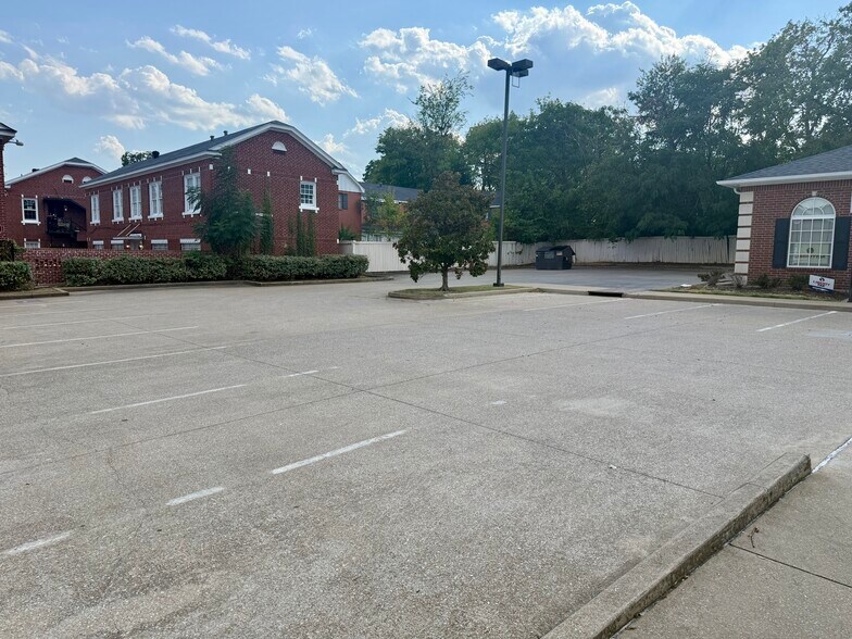 More Photos Of 641 S Broadway Ave, Tyler Unknown For Lease