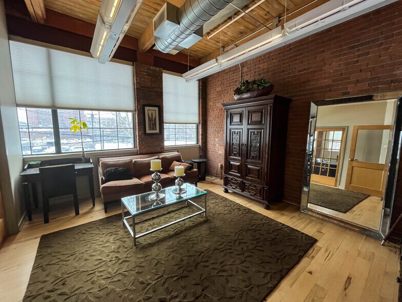 More Photos Of 1457 E 40th St, Cleveland Showroom For Lease