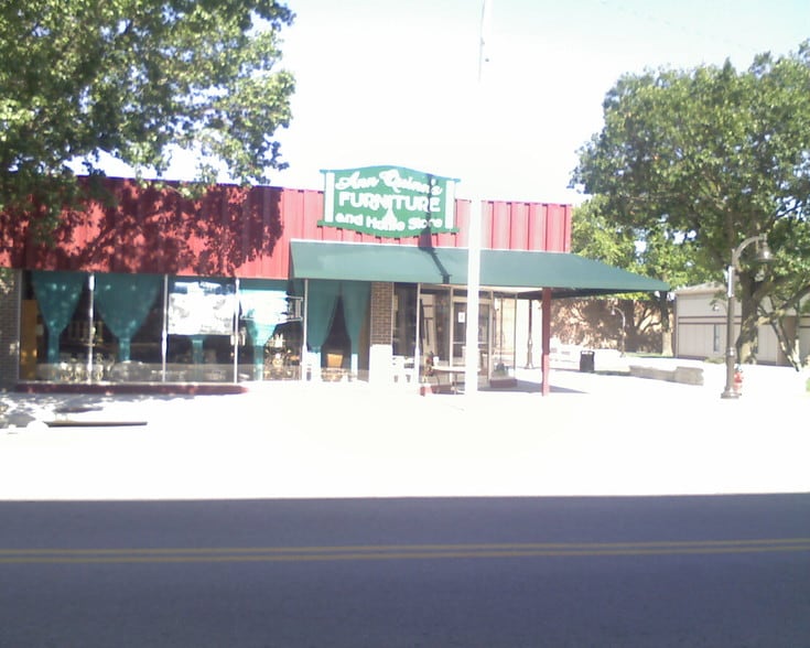 More Photos Of 409-413 Commercial St, Atchison General Retail For Lease