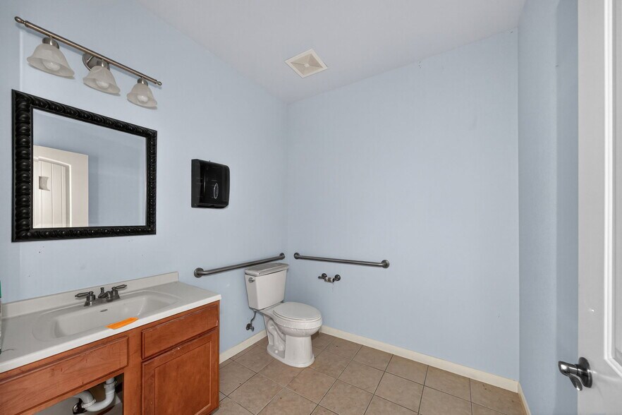 More Photos Of 4230 Gardendale St, San Antonio Office For Sale