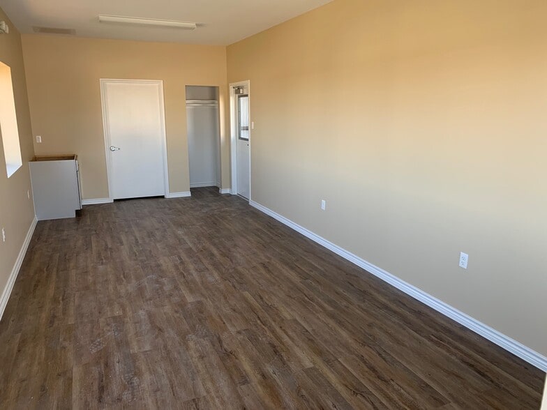 More Photos Of 9210 Highway 36, Needville Showroom For Lease
