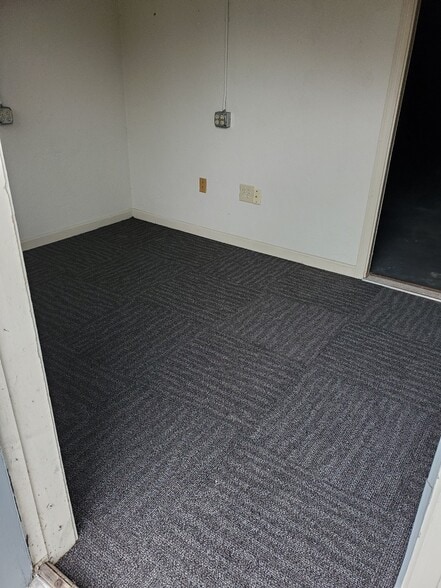 More Photos Of 594 Turnpike St, Easton Self Storage For Lease