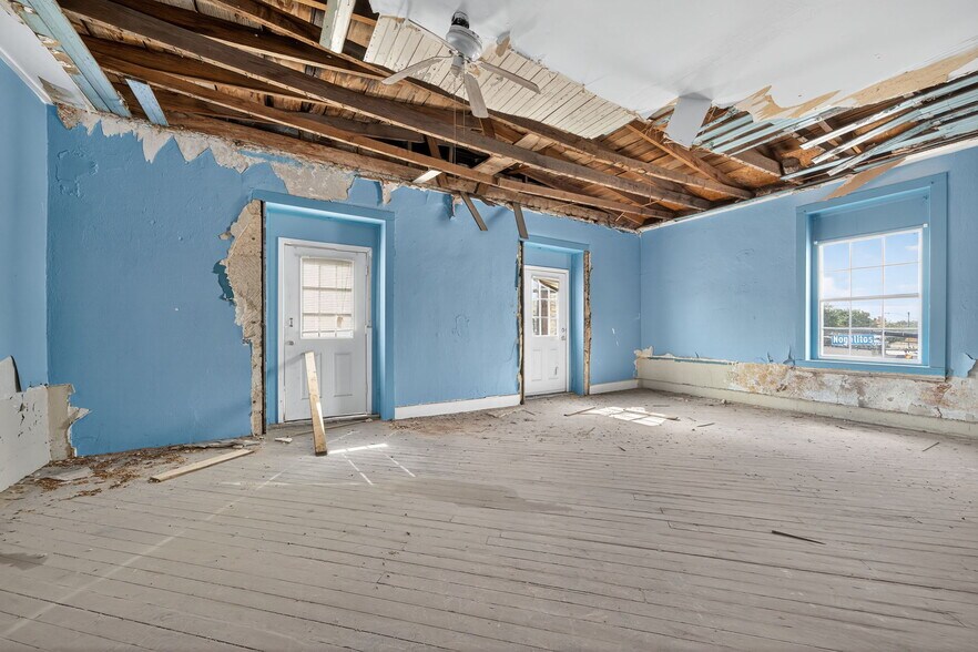 More Photos Of 1425 S Flores St, San Antonio General Retail For Sale