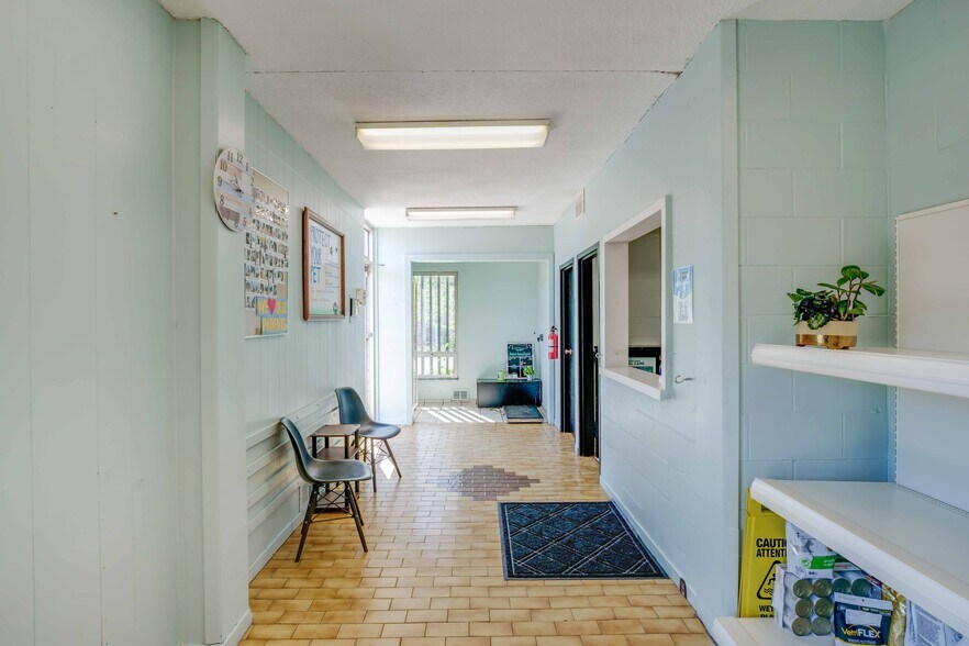 More Photos Of 475 Enfield Rd, Burlington Veterinarian Kennel For Sale