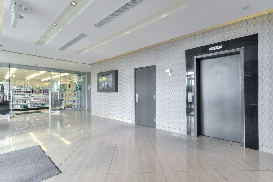 More Photos Of 4480 Ch de la Côte-de-Liesse, Mt Royal Office Residential For Lease