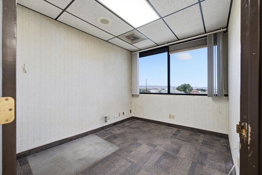 More Photos Of 1669 W Avenue J, Lancaster Medical For Lease