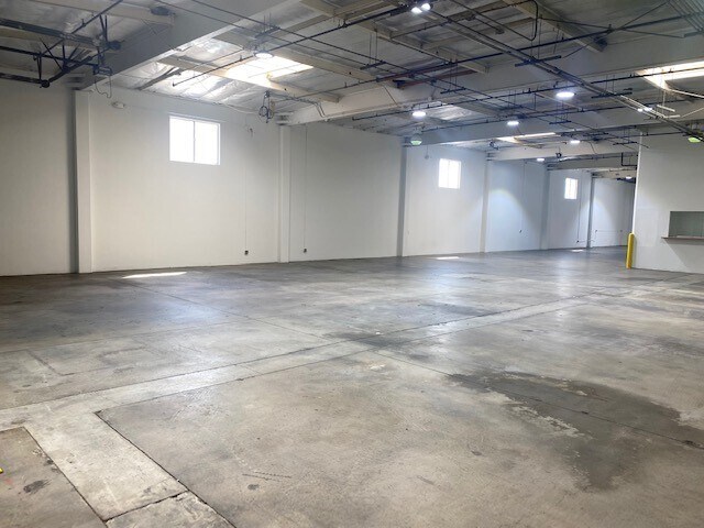 More Photos Of 13539 Desmond St, Pacoima Manufacturing For Lease