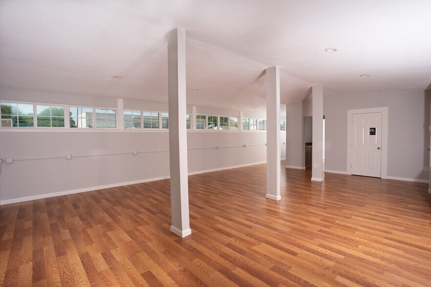 More Photos Of 1414 Forest Ln, Garland Office For Lease