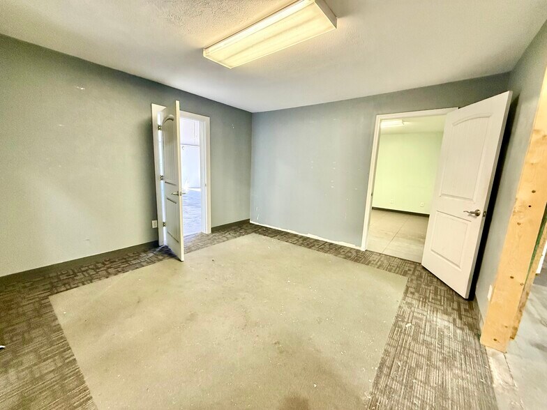 More Photos Of 1805 Industrial Park Dr, Normal Light Distribution For Lease