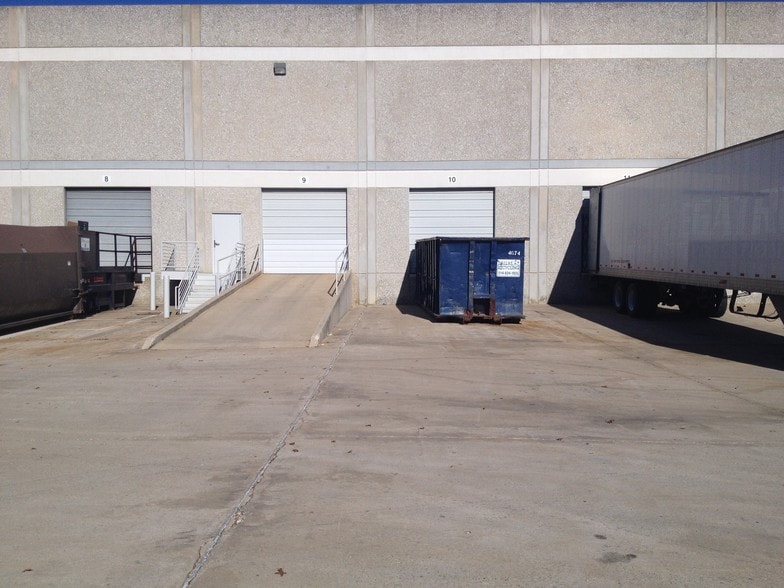More Photos Of 3609-3611 Pipestone Rd, Dallas Distribution For Lease