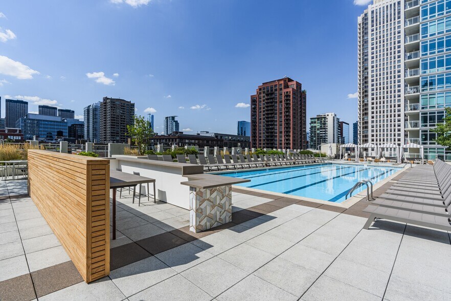 More Photos Of 555 W Kinzie St, Chicago Multifamily For Sale