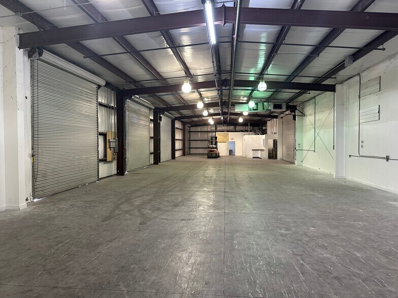 More Photos Of 4143 118th Ave N, Clearwater Warehouse For Lease