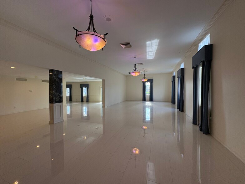 More Photos Of 5750 Swift Rd, Sarasota Freestanding For Lease
