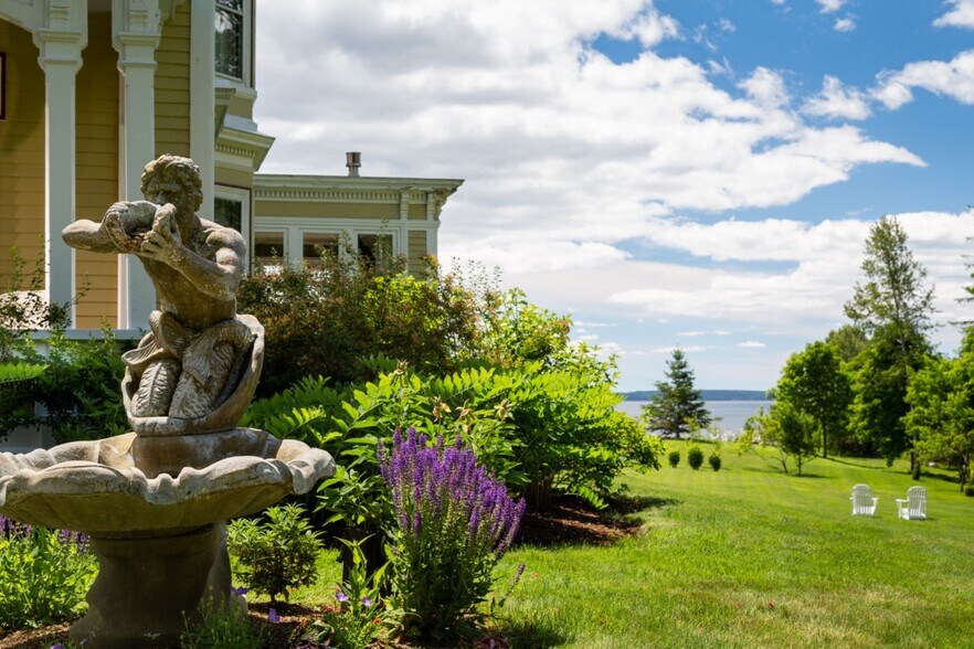 127 E Main St, Searsport, ME 04974 Hotel For Sale