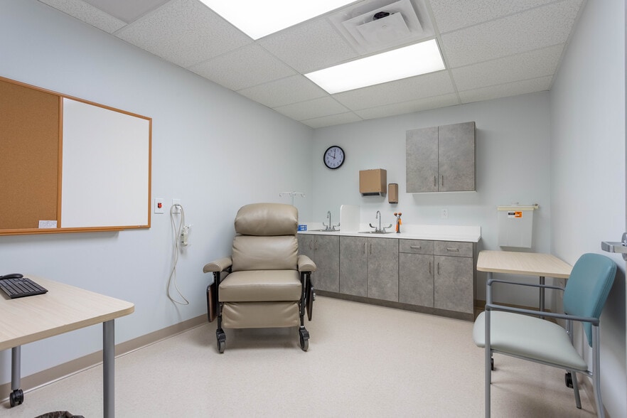 More Photos Of 730 Highland Oaks Dr, Winston-Salem Medical For Sale