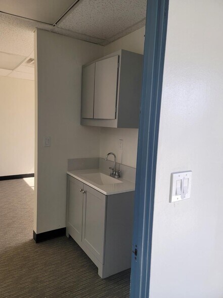 More Photos Of 16115 Valerio St, Van Nuys Warehouse For Lease