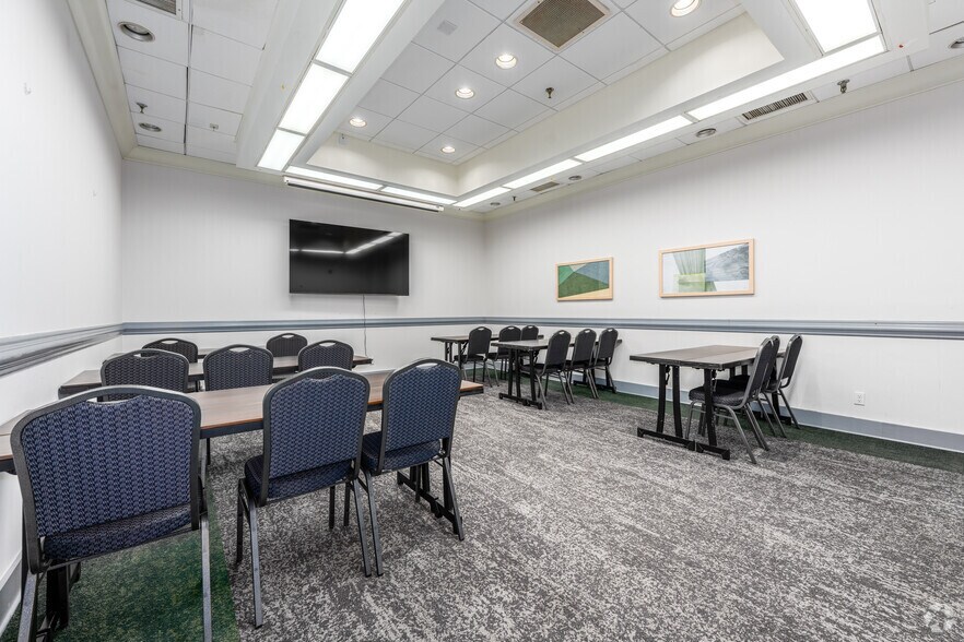 More Photos Of 6617 Ritchie Hwy, Glen Burnie Hotel For Sale