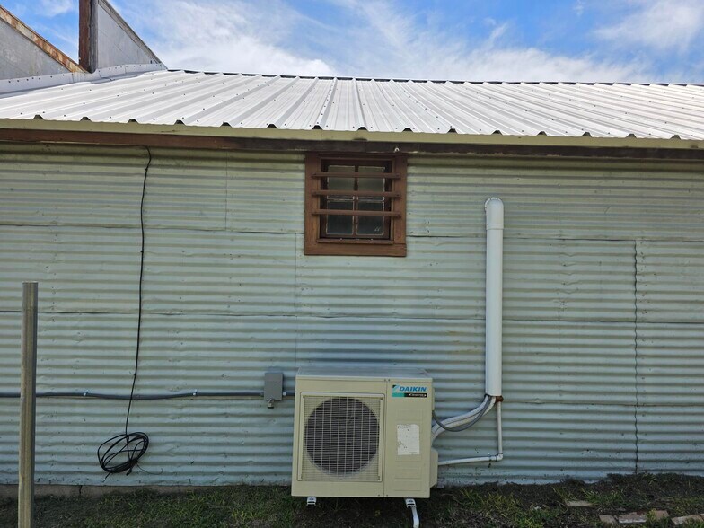 More Photos Of 110 County Road 421, Thorndale Freestanding For Sale