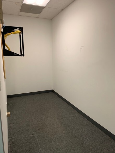 More Photos Of 1472 St Paul Ave, Gurnee Warehouse For Lease