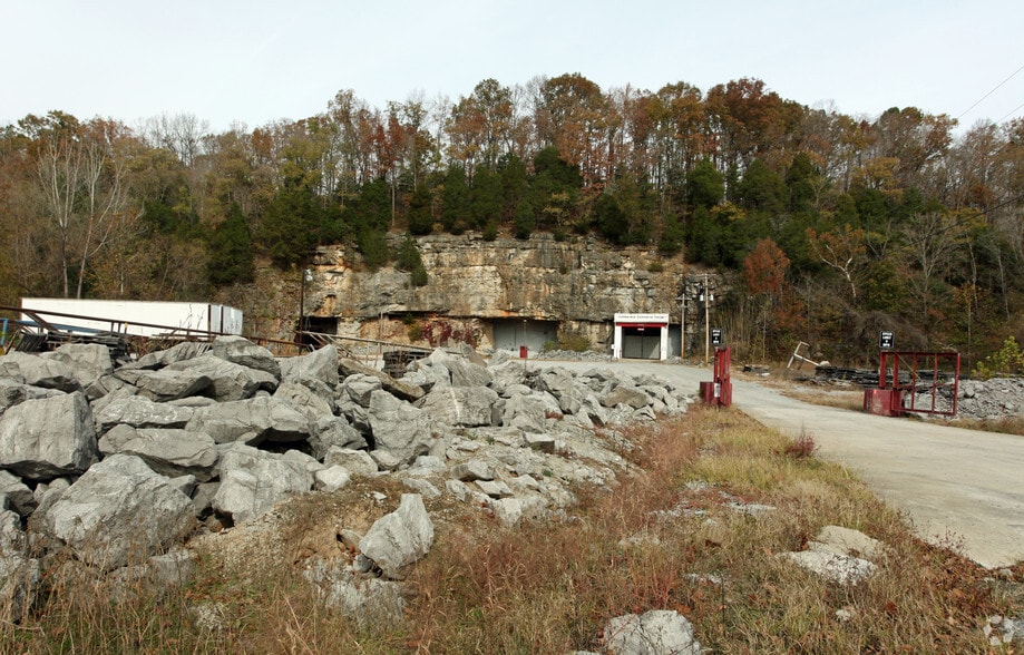 More Photos Of 1055 Starks Rd, Cumberland Furnace Warehouse For Lease