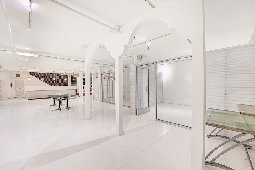 More Photos Of 530 Santa Monica Blvd, Santa Monica Storefront For Lease