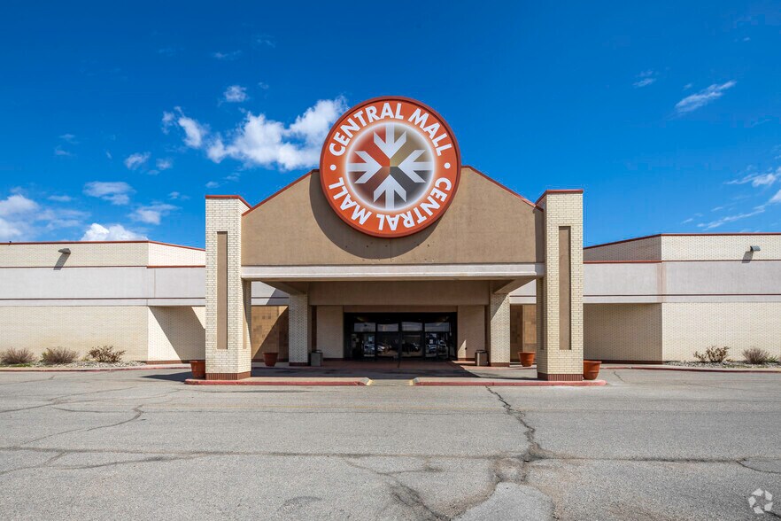 More Photos Of 2259 S 9th St, Salina Unknown For Lease